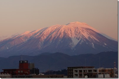 朝日を浴びる岩手山の写真　トリミング版